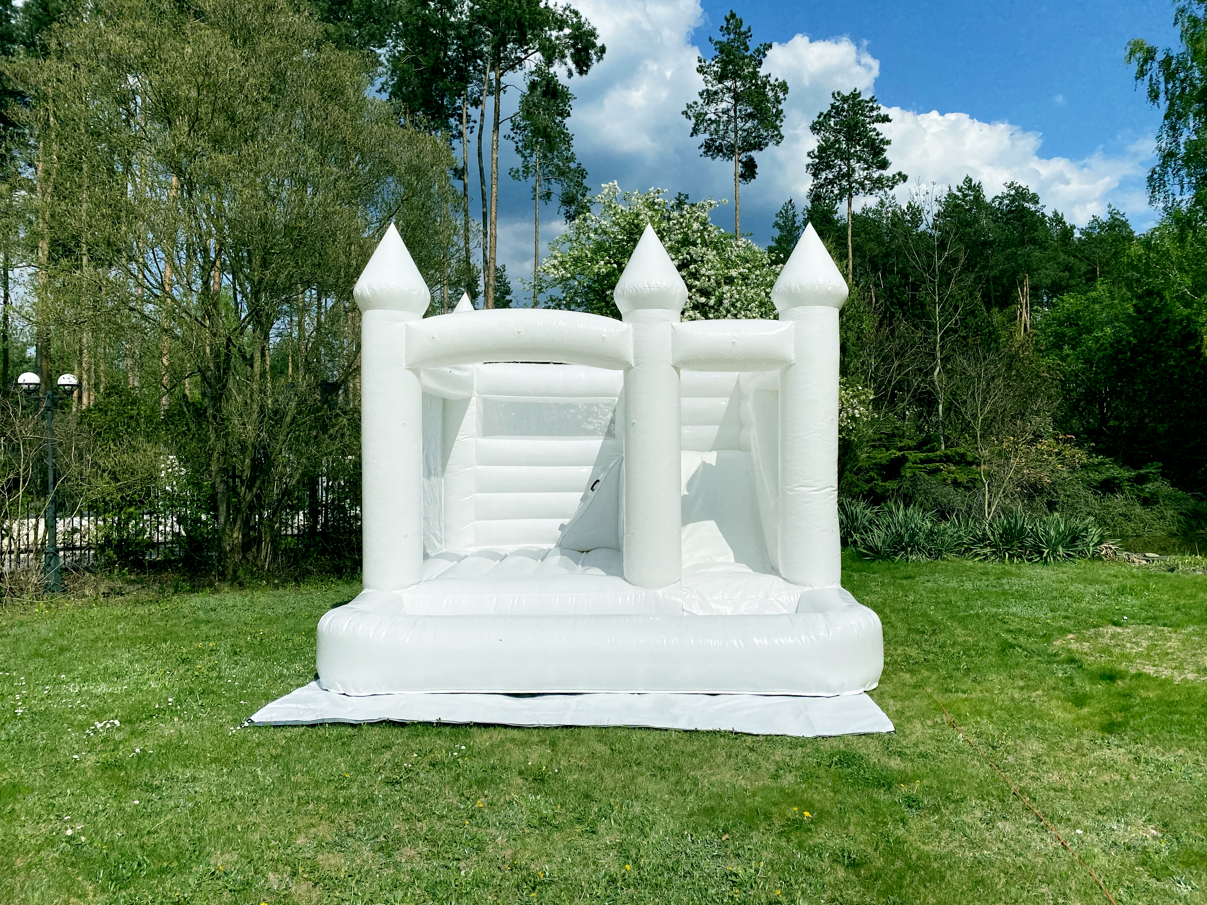 Biały dmuchany zamek